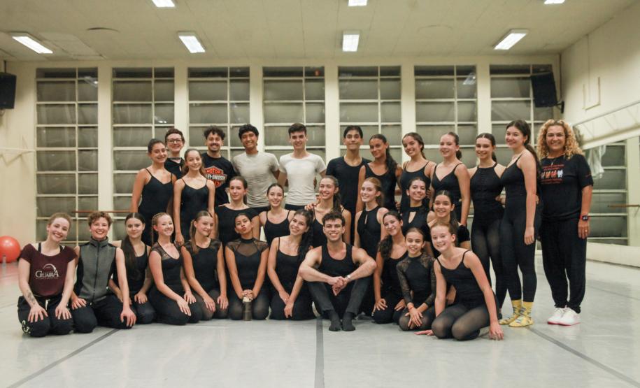 Aula com bailarino do Grupo Corpo amplia formação de alunos da EDTG