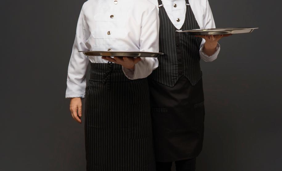 "Muito Dinheiro Envolvido" comédia com Andy Gercker e Fernanda Magnani estreia no Teatro José Maria Santos