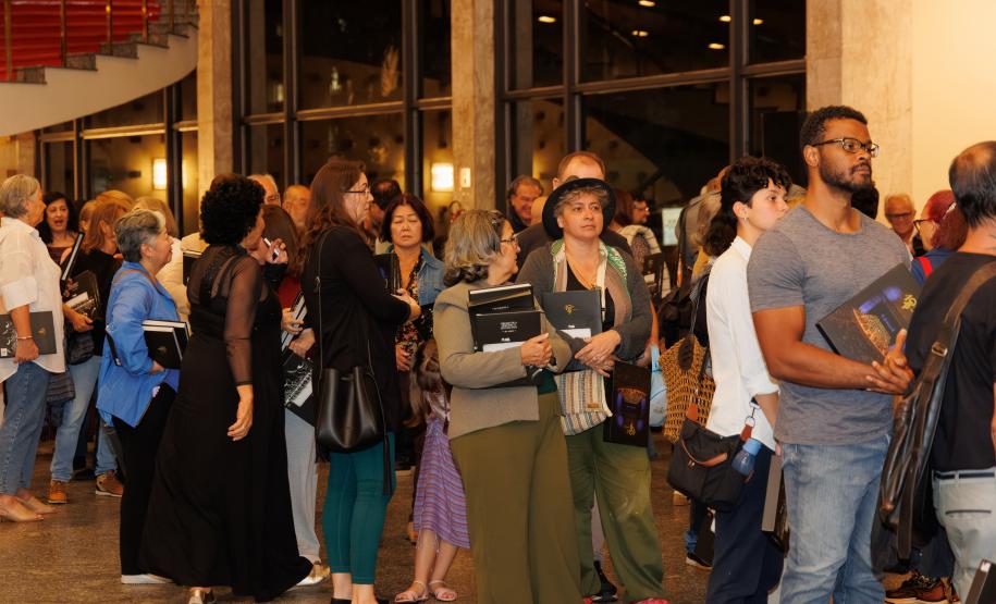 Lançamento de livro sobre os 40 anos da Orquestra reúne mais de 500 pessoas no Centro Cultural Teatro Guaíra