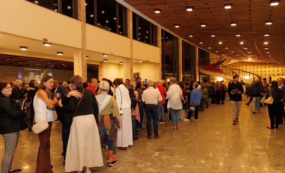 Lançamento de livro sobre os 40 anos da Orquestra reúne mais de 500 pessoas no Centro Cultural Teatro Guaíra