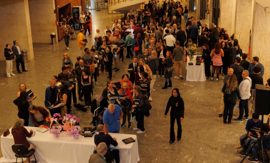 Lançamento de livro sobre os 40 anos da Orquestra reúne mais de 500 pessoas no Centro Cultural Teatro Guaíra