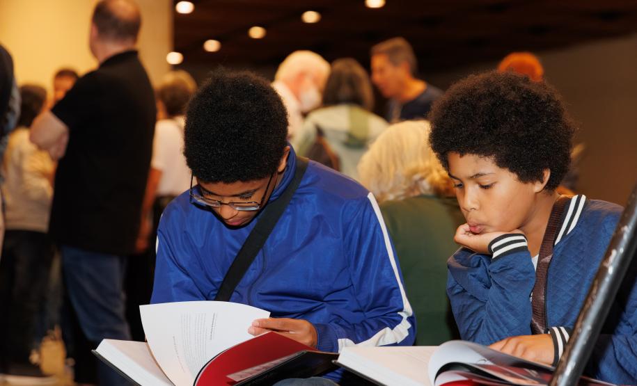 Lançamento de livro sobre os 40 anos da Orquestra reúne mais de 500 pessoas no Centro Cultural Teatro Guaíra