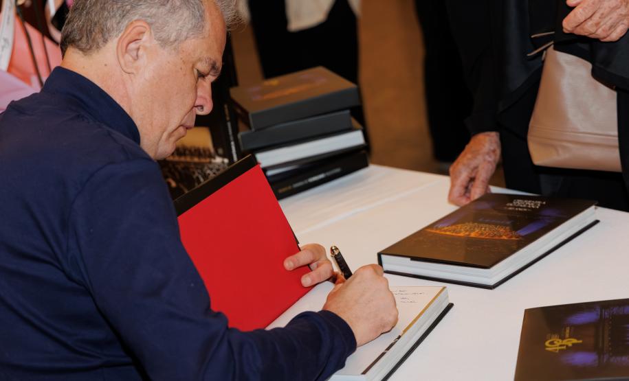 Lançamento de livro sobre os 40 anos da Orquestra reúne mais de 500 pessoas no Centro Cultural Teatro Guaíra