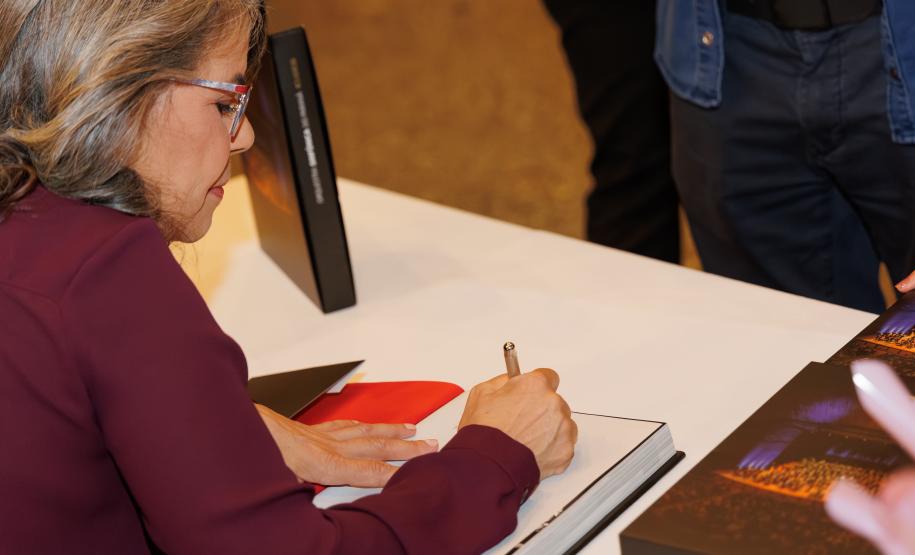 Lançamento de livro sobre os 40 anos da Orquestra reúne mais de 500 pessoas no Centro Cultural Teatro Guaíra
