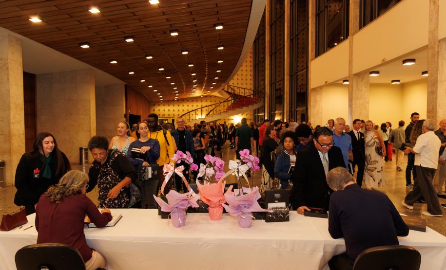 Lançamento de livro sobre os 40 anos da Orquestra reúne mais de 500 pessoas no Centro Cultural Teatro Guaíra