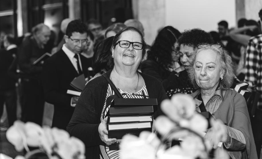 Lançamento de livro sobre os 40 anos da Orquestra reúne mais de 500 pessoas no Centro Cultural Teatro Guaíra