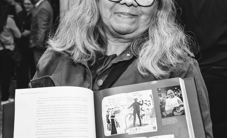 Lançamento de livro sobre os 40 anos da Orquestra reúne mais de 500 pessoas no Centro Cultural Teatro Guaíra