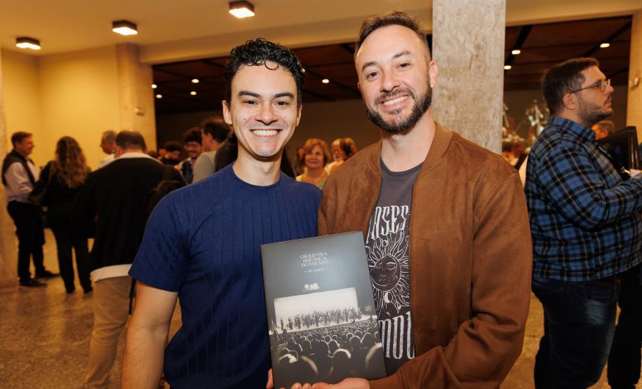 Lançamento de livro sobre os 40 anos da Orquestra reúne mais de 500 pessoas no Centro Cultural Teatro Guaíra