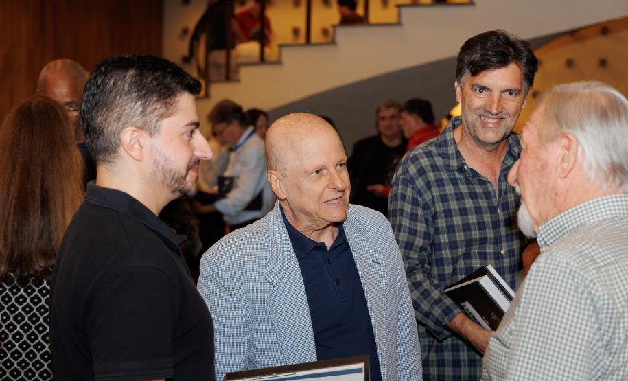 Lançamento de livro sobre os 40 anos da Orquestra reúne mais de 500 pessoas no Centro Cultural Teatro Guaíra