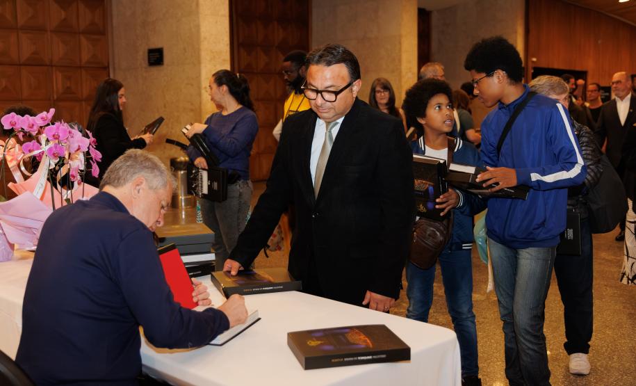 Lançamento de livro sobre os 40 anos da Orquestra reúne mais de 500 pessoas no Centro Cultural Teatro Guaíra