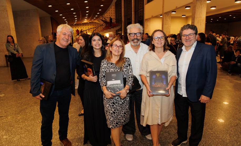Lançamento de livro sobre os 40 anos da Orquestra reúne mais de 500 pessoas no Centro Cultural Teatro Guaíra