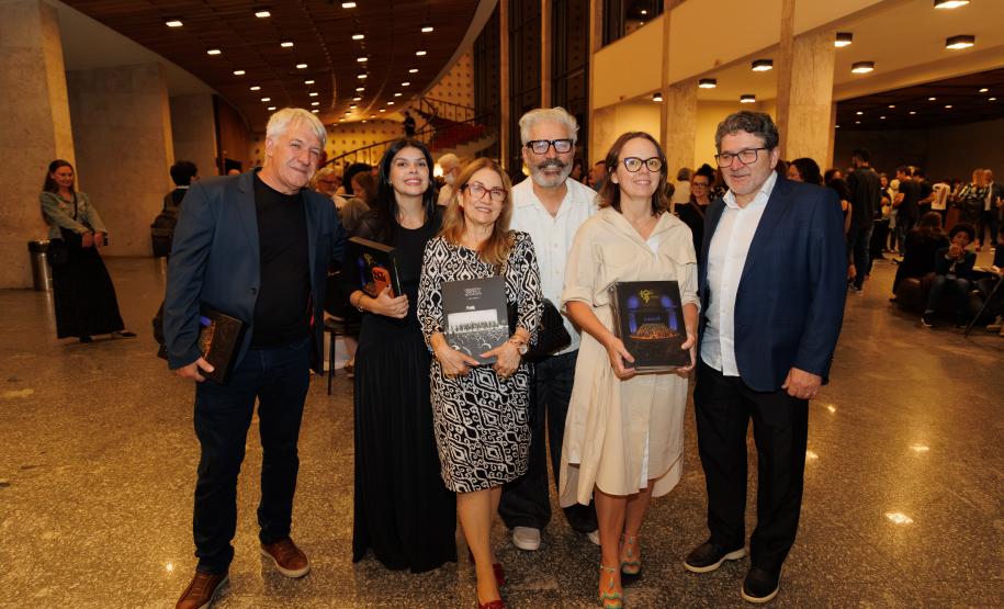Lançamento de livro sobre os 40 anos da Orquestra reúne mais de 500 pessoas no Centro Cultural Teatro Guaíra