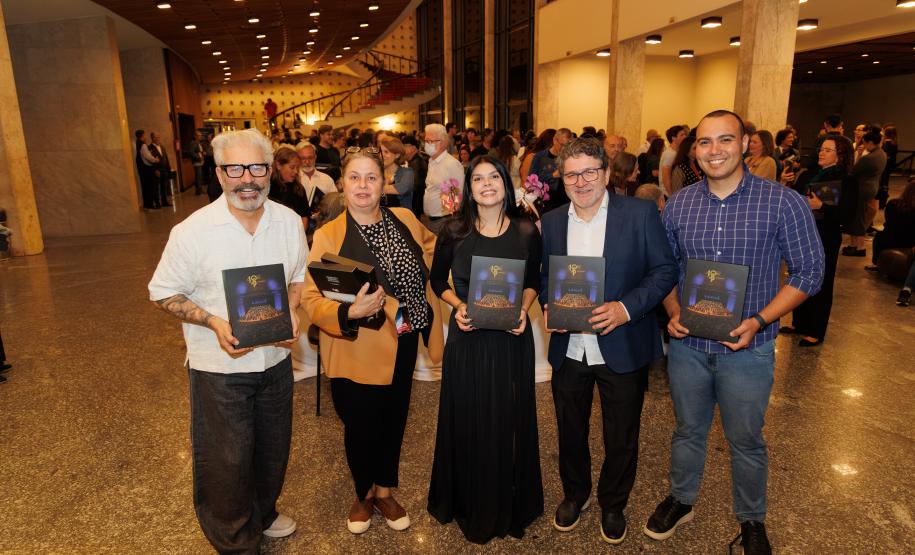 Lançamento de livro sobre os 40 anos da Orquestra reúne mais de 500 pessoas no Centro Cultural Teatro Guaíra