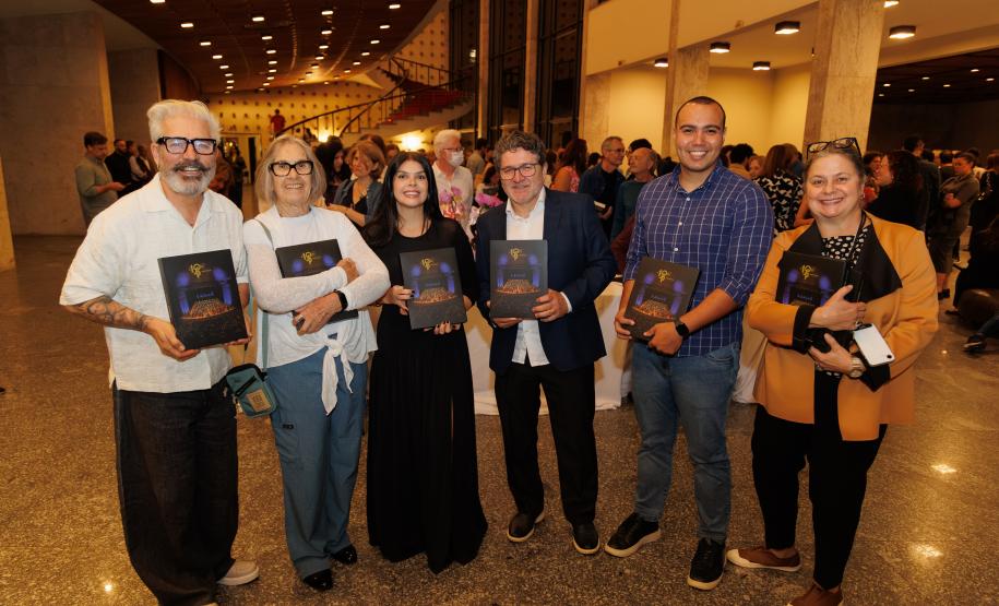 Lançamento de livro sobre os 40 anos da Orquestra reúne mais de 500 pessoas no Centro Cultural Teatro Guaíra