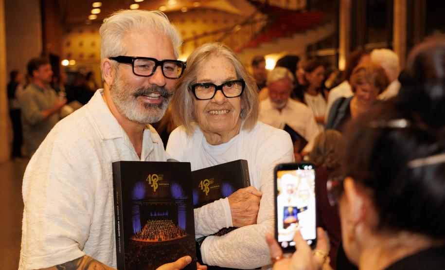 Lançamento de livro sobre os 40 anos da Orquestra reúne mais de 500 pessoas no Centro Cultural Teatro Guaíra