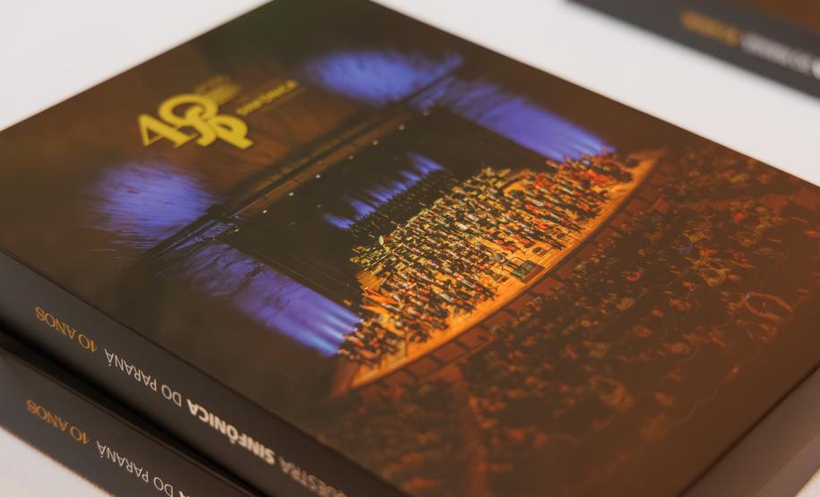 Lançamento de livro sobre os 40 anos da Orquestra reúne mais de 500 pessoas no Centro Cultural Teatro Guaíra