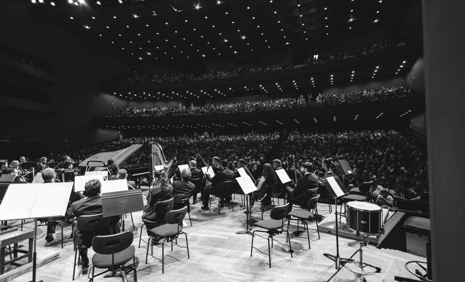 A Orquestra Sinfônica do Paraná em mais uma apresentação da Série Ouro traz ao palco do Guaírão o universo de Gershwin.