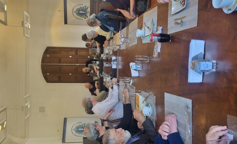 A entrega aconteceu na quarta-feira (06) durante o tradicional Café da Manhã dos Imortais e  os membros da academia acompanharam uma exposição sobre a obra pelo diretor artístico  do Centro Cultural Teatro Guaíra Áldice Lopes