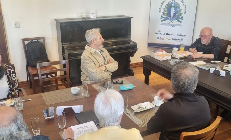 A entrega aconteceu na quarta-feira (06) durante o tradicional Café da Manhã dos Imortais e  os membros da academia acompanharam uma exposição sobre a obra pelo diretor artístico  do Centro Cultural Teatro Guaíra Áldice Lopes