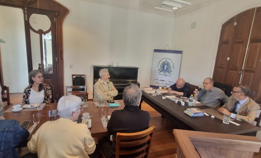 A entrega aconteceu na quarta-feira (06) durante o tradicional Café da Manhã dos Imortais e  os membros da academia acompanharam uma exposição sobre a obra pelo diretor artístico  do Centro Cultural Teatro Guaíra Áldice Lopes