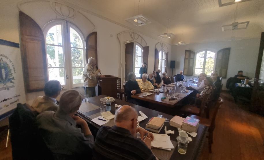 A entrega aconteceu na quarta-feira (06) durante o tradicional Café da Manhã dos Imortais e  os membros da academia acompanharam uma exposição sobre a obra pelo diretor artístico  do Centro Cultural Teatro Guaíra Áldice Lopes