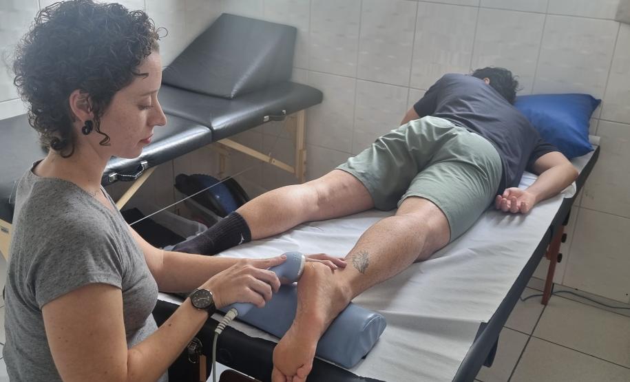 O trabalho de fisioterapia  é fundamental para performance de bailarinos do Teatro Guaíra.