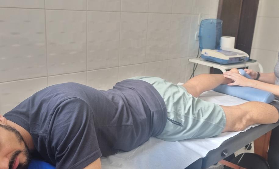 O trabalho de fisioterapia  é fundamental para performance de bailarinos do Teatro Guaíra.