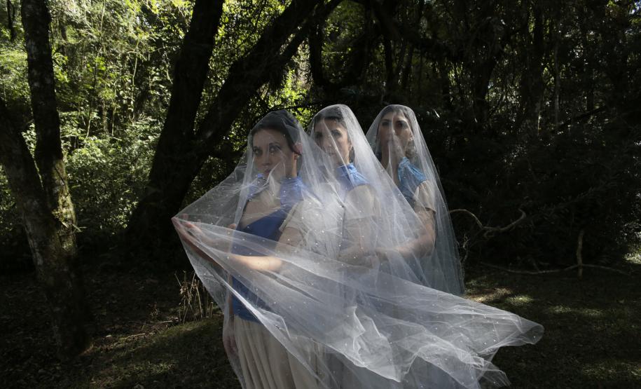 As bailarinas Bruna Vicente, Amanda Soares e Marcela Pinho interpretam as "Giselles" em um dos elencos