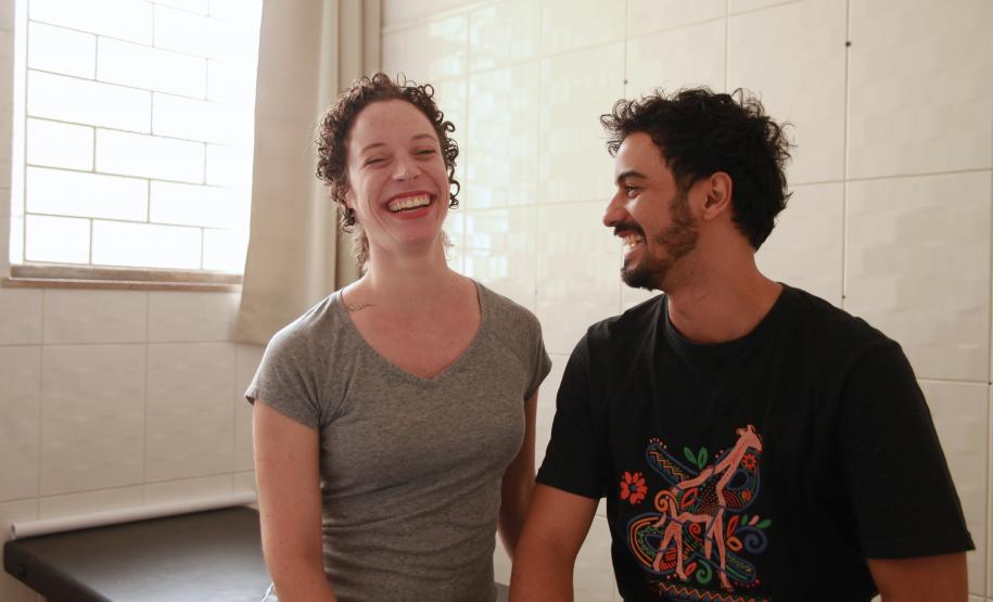 O trabalho de fisioterapia  é fundamental para performance de bailarinos do Teatro Guaíra.