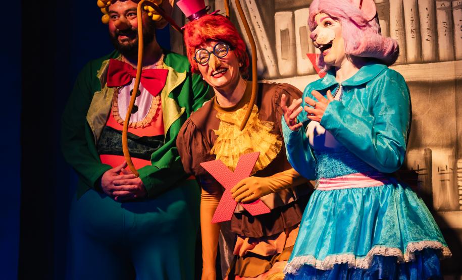 "EBA! A Extraordinária Biblioteca de Alexandria" da Alameda Cia. Teatral celebra o universo da literatura