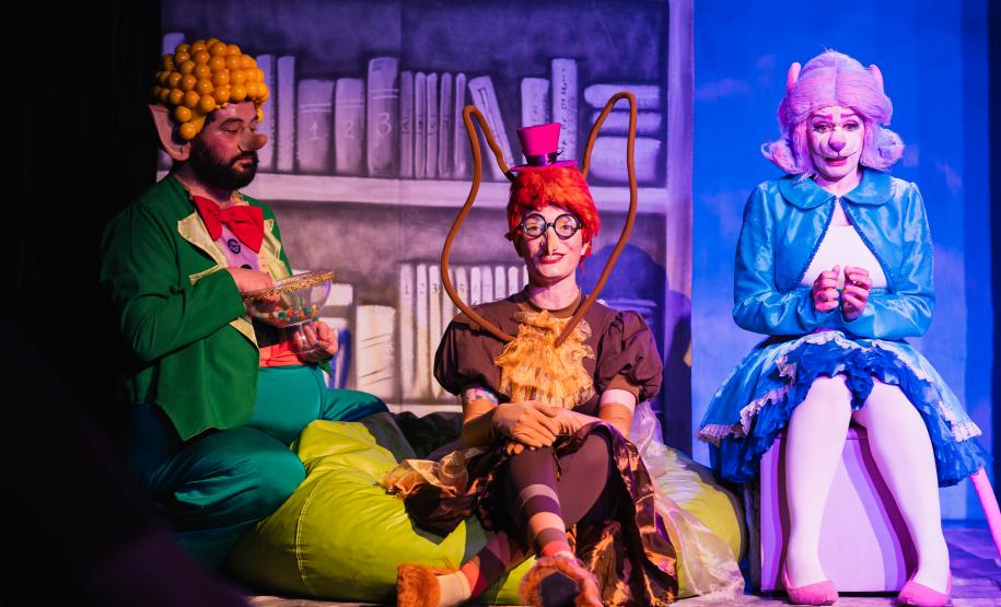 "EBA! A Extraordinária Biblioteca de Alexandria" da Alameda Cia. Teatral celebra o universo da literatura