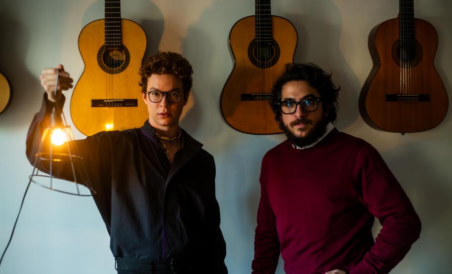 “Canções do Brasil” reúne Ayrton Montarroyos e João Camarero em concerto de voz e violão no Teatro Guarinha