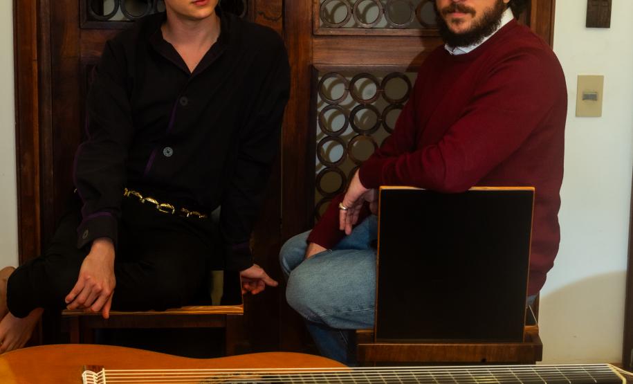 “Canções do Brasil” reúne Ayrton Montarroyos e João Camarero em concerto de voz e violão no Teatro Guarinha