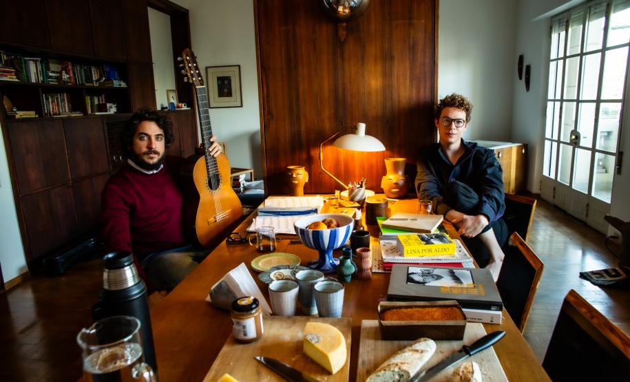 “Canções do Brasil” reúne Ayrton Montarroyos e João Camarero em concerto de voz e violão no Teatro Guarinha