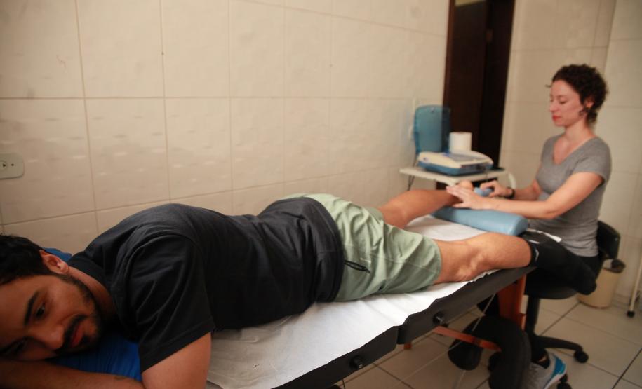O trabalho de fisioterapia  é fundamental para performance de bailarinos do Teatro Guaíra.