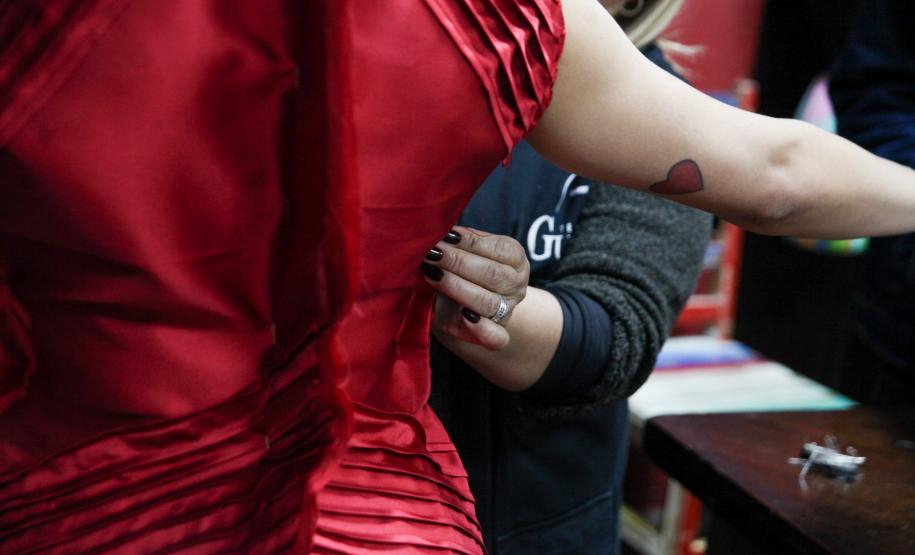 Rose Matias, chefe de costura do Teatro Guaíra, faz os últimos ajustes dos figurinos de GiselleS