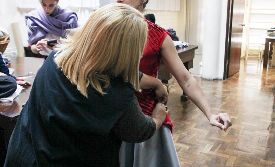 Rose Matias, chefe de costura do Teatro Guaíra, faz os últimos ajustes dos figurinos de GiselleS