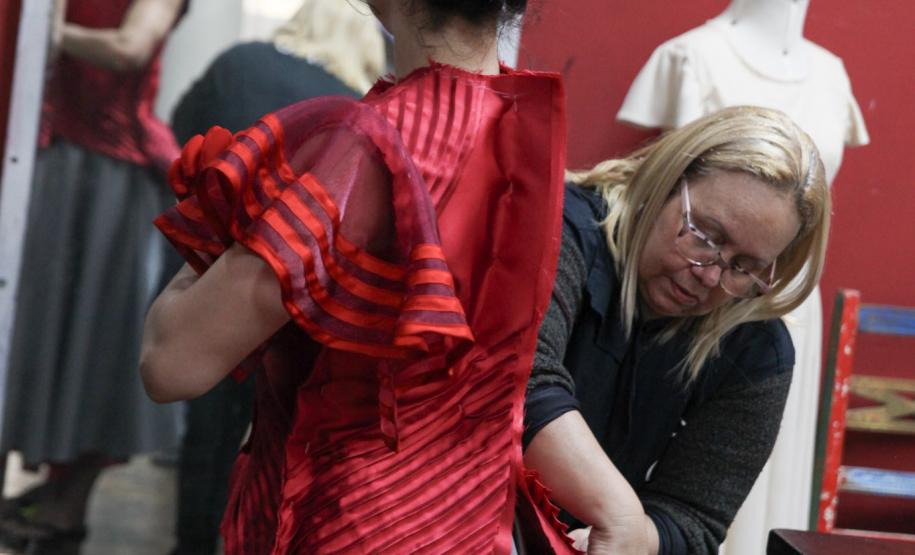 Rose Matias, chefe de costura do Teatro Guaíra, faz os últimos ajustes dos figurinos de GiselleS