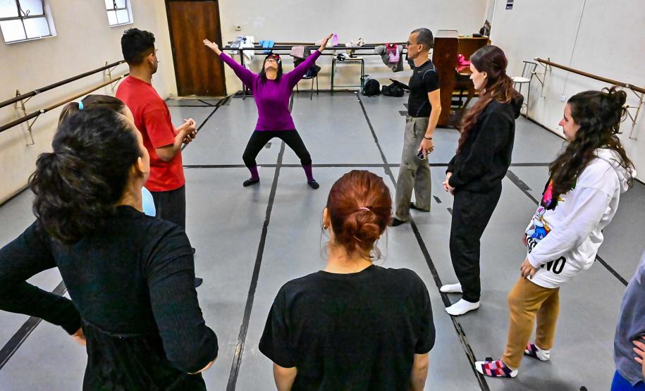 Teatro Guaíra oferece curso gratuito de técnicas corporais para artistas do movimento
