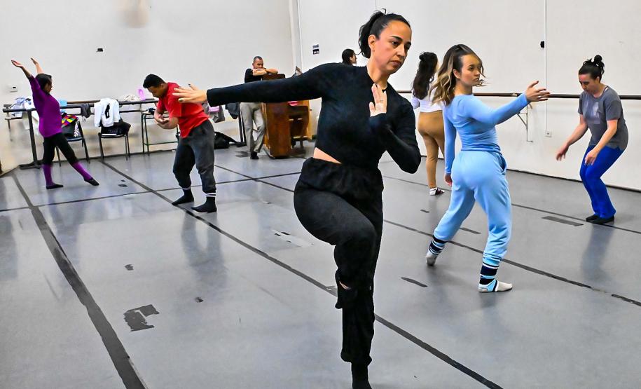 Teatro Guaíra oferece curso gratuito de técnicas corporais para artistas do movimento