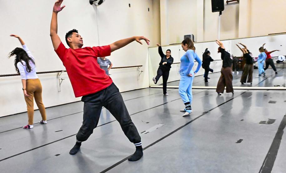 Teatro Guaíra oferece curso gratuito de técnicas corporais para artistas do movimento