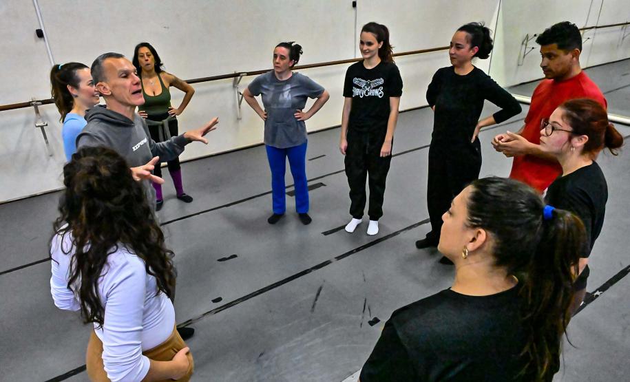 Teatro Guaíra oferece curso gratuito de técnicas corporais para artistas do movimento
