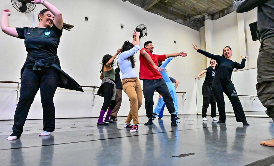 Teatro Guaíra oferece curso gratuito de técnicas corporais para artistas do movimento