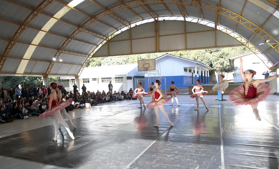Projeto "Pátios" Pátios leva dança para as quadras de escolas públicas, com a missão de descentralizar o acesso às artes em todo o Paraná.