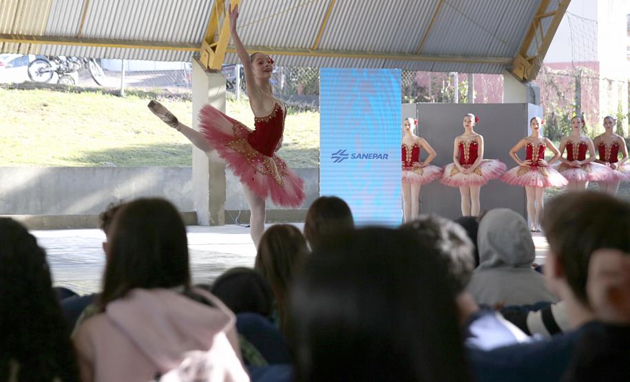 Projeto "Pátios" Pátios leva dança para as quadras de escolas públicas, com a missão de descentralizar o acesso às artes em todo o Paraná.