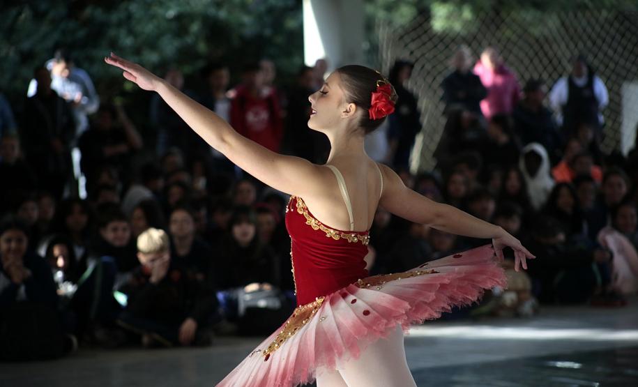 Projeto "Pátios" Pátios leva dança para as quadras de escolas públicas, com a missão de descentralizar o acesso às artes em todo o Paraná.