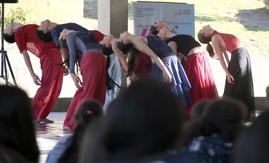 Projeto "Pátios" Pátios leva dança para as quadras de escolas públicas, com a missão de descentralizar o acesso às artes em todo o Paraná.