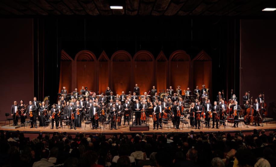 Orquestra Sinfônica do Paraná no palco do Guairão
