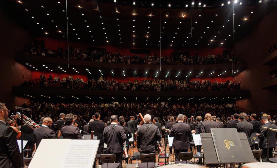 Orquestra Sinfônica do Paraná no palco do Guairão