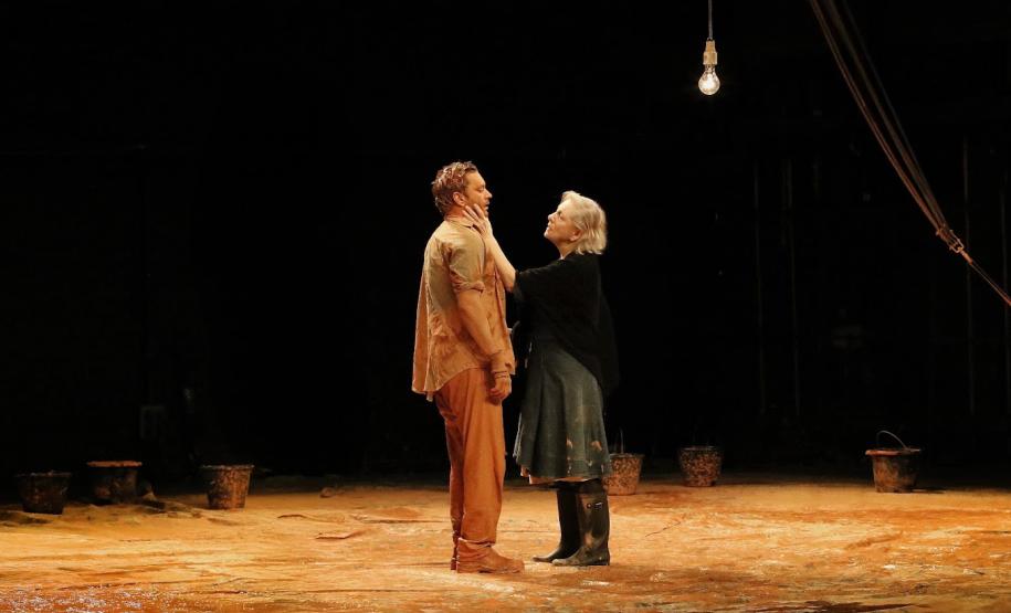 Premiado “Tom na Fazenda”, com Armando Babaioff, retorna ao Teatro Guaíra